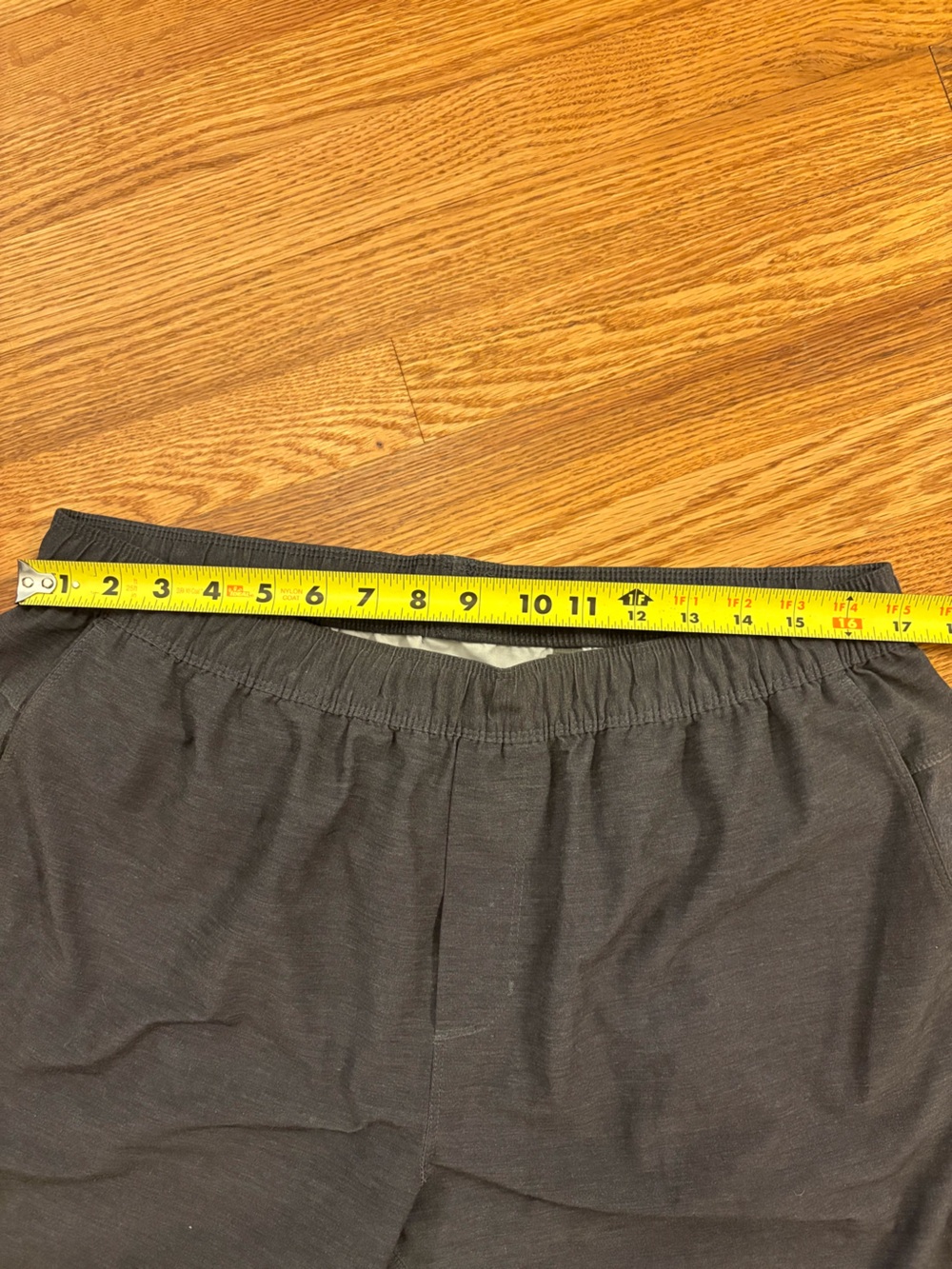 Vuori Men’s XL Charcoal Gray Performance Athletic Shorts Zip Pocket Stretch - Picture 9 of 10